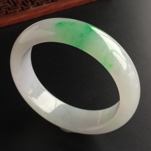 (超值推荐)糯冰种飘翠手镯(55.1mm)
