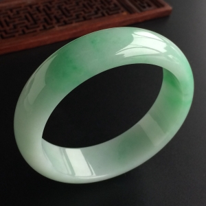 (超值推荐)糯冰种飘翠手镯(59.6mm)