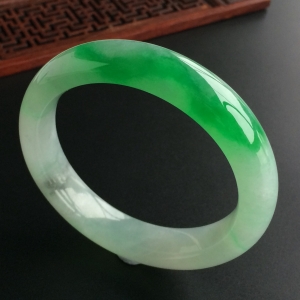 (超值推荐)糯冰种飘阳绿手镯(57.4mm)