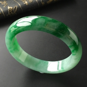 (超值推荐)糯冰种飘翠手镯(56.7mm)
