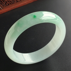 (超值推荐)糯冰种略飘翠手镯(57.4mm)