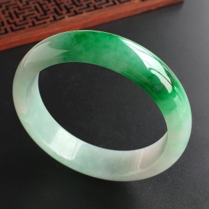(超值推荐)糯冰种飘翠手镯(56.8mm)