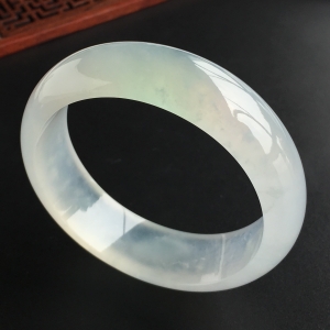 (超值推荐)冰玻种淡晴水手镯(58mm)