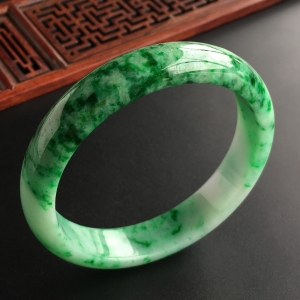(超值推荐)糯冰种飘翠手镯(58.1mm)