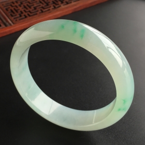 (超值推荐)糯冰种略飘翠手镯(57.2mm)