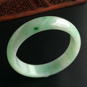 (超值推荐)糯冰种飘翠手镯(55.5mm)