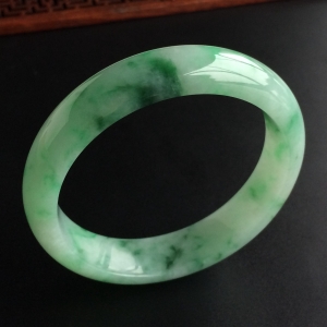 (超值推荐)糯冰种飘翠手镯(60.1mm)