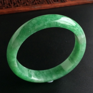 (超值推荐)糯冰种翠色手镯(55.6mm)