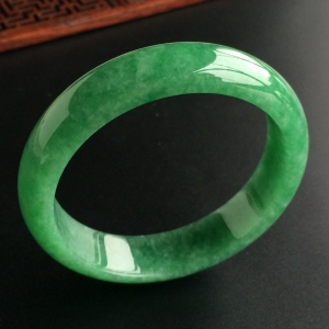(超值推荐)糯冰种翠色手镯(55.4mm)