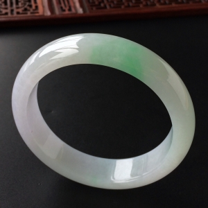 (超值推荐)糯冰种淡春带彩手镯(57.3mm)