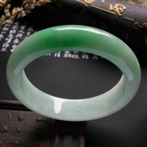 （超值推荐）糯冰种略飘翠手镯（57.8mm）