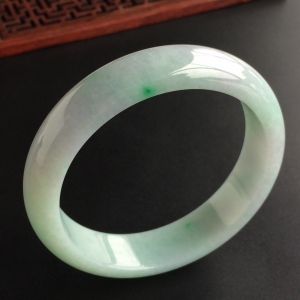 (超值推荐)糯冰种淡春带彩手镯(55.2mm)