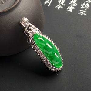 （超值推荐）冰种阳绿镶白金钻石四季豆胸坠