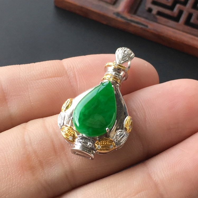 (超值推荐)糯冰种阳绿镶彩金钻石水滴胸坠