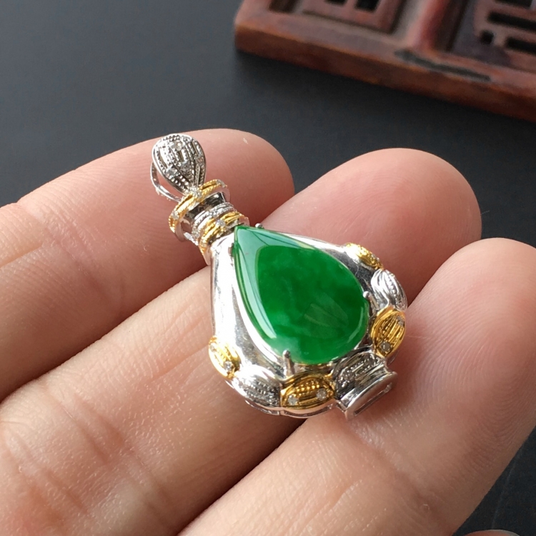 (超值推荐)糯冰种阳绿镶彩金钻石水滴胸坠