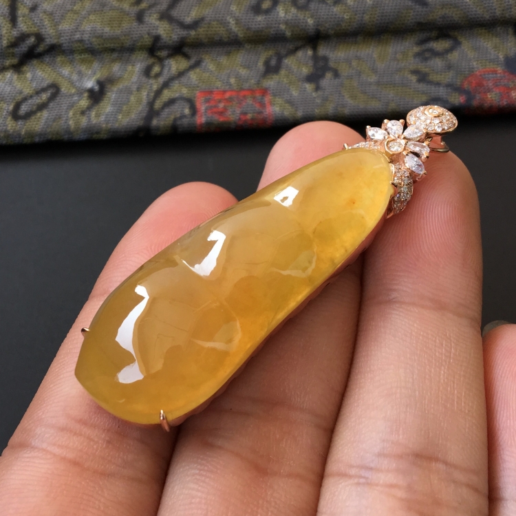(超值推荐)糯冰种褐黄翡镶玫瑰金四季豆胸坠