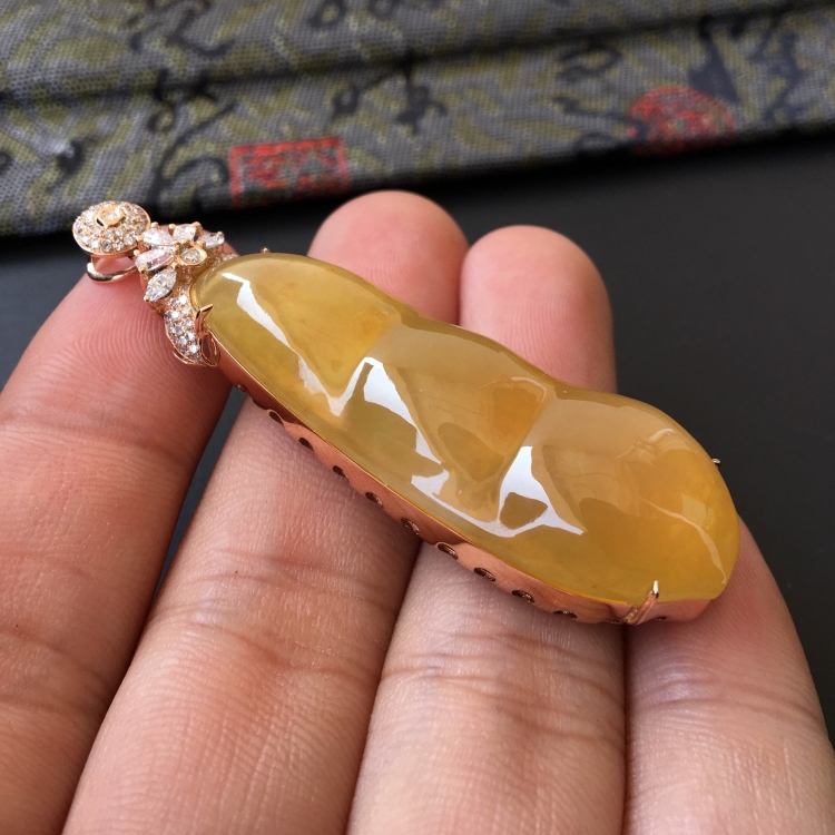 (超值推荐)糯冰种褐黄翡镶玫瑰金四季豆胸坠