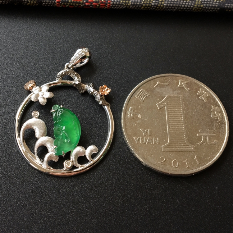 (超值推荐)冰种翠色镶彩金钻石金鱼胸坠