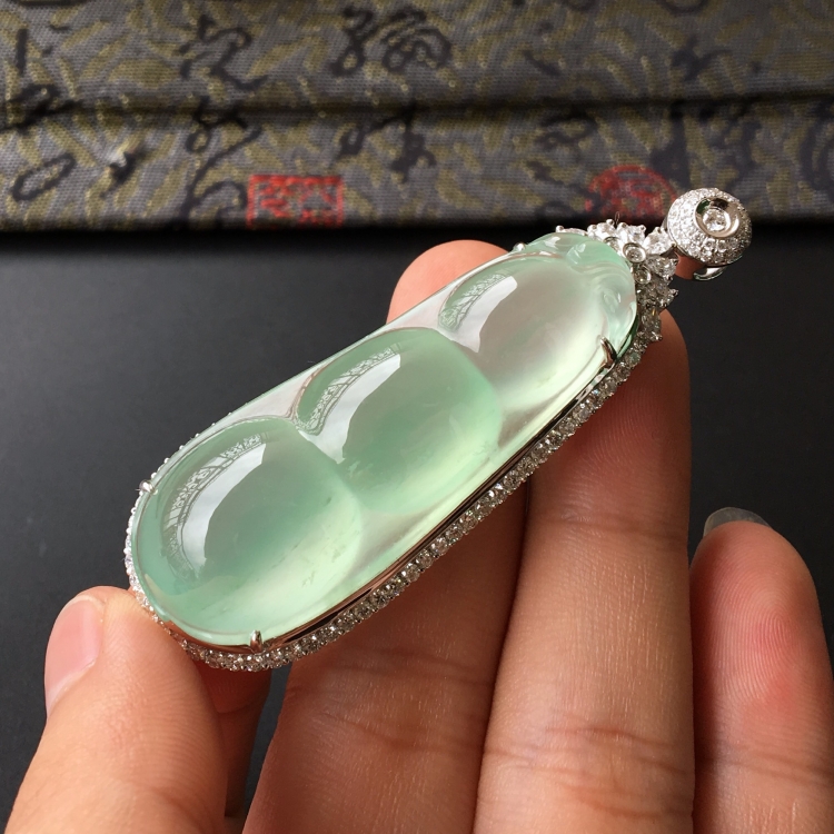 (超值推荐)冰种晴水镶白金钻石四季豆胸坠