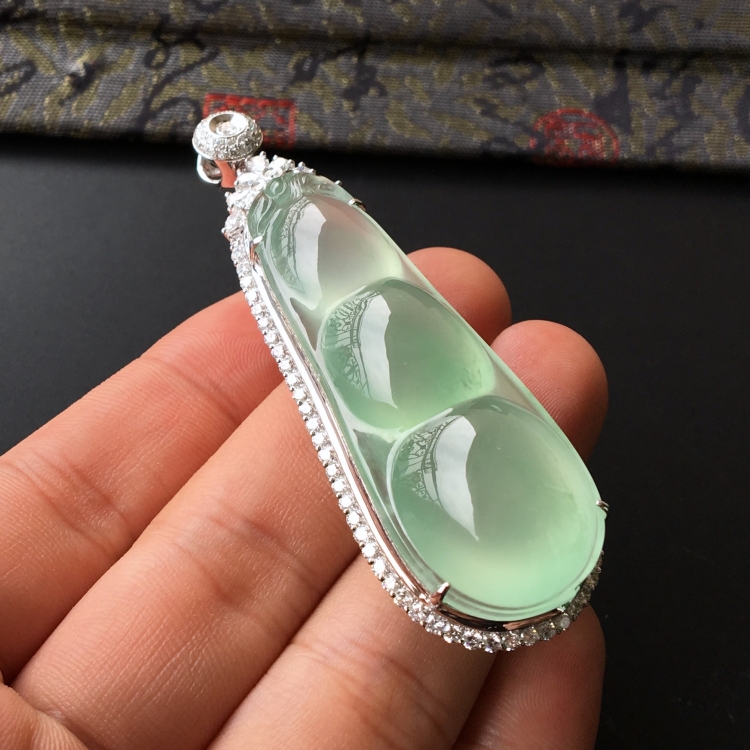 (超值推荐)冰种晴水镶白金钻石四季豆胸坠