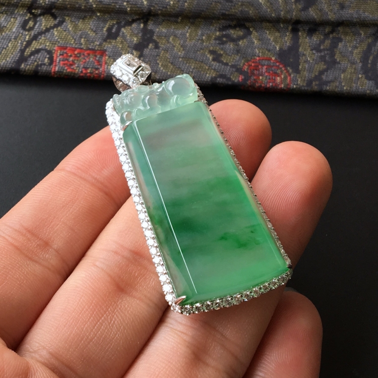 (超值推荐)冰种飘绿花镶白金钻石平安牌胸坠