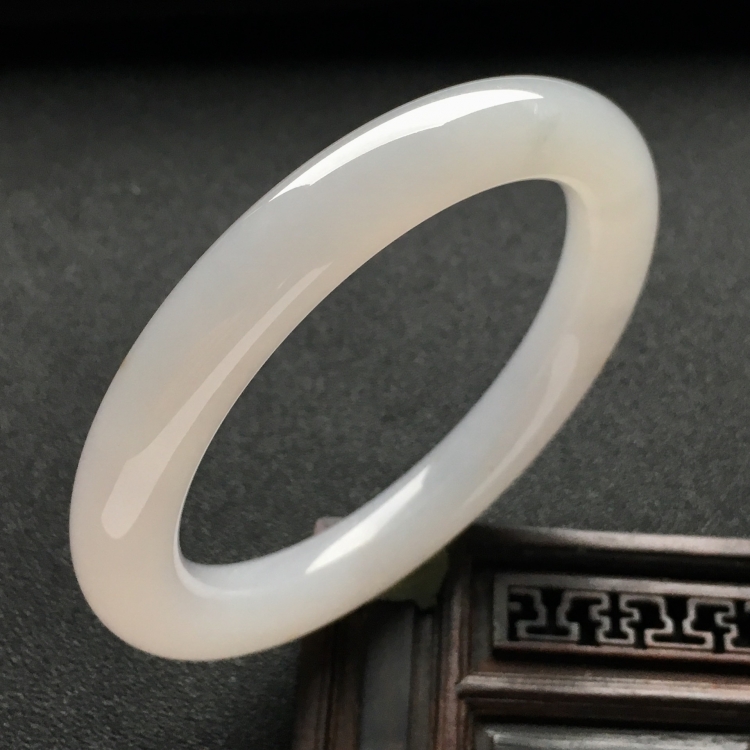 （超值推荐）糯冰种淡晴水圆条手镯（54.2mm）