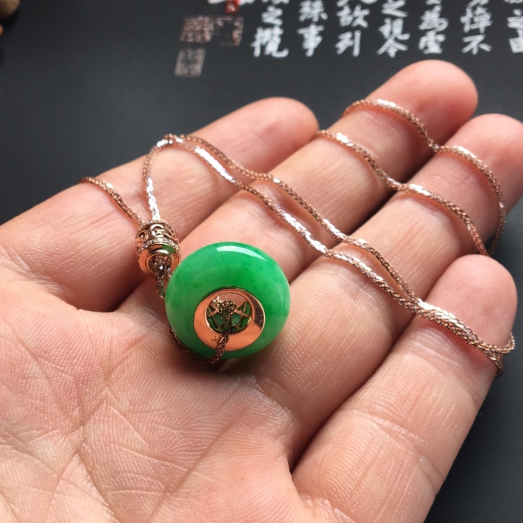 （超值推荐）镶玫瑰金钻石糯冰种翠色平安环胸坠（金链）