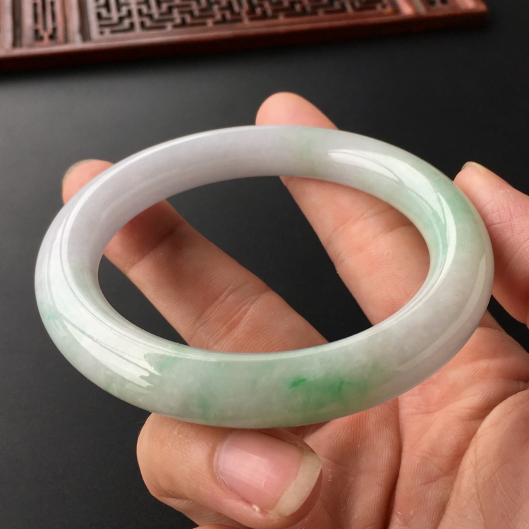 (超值推荐)糯冰种飘翠圆条手镯(59.4mm)