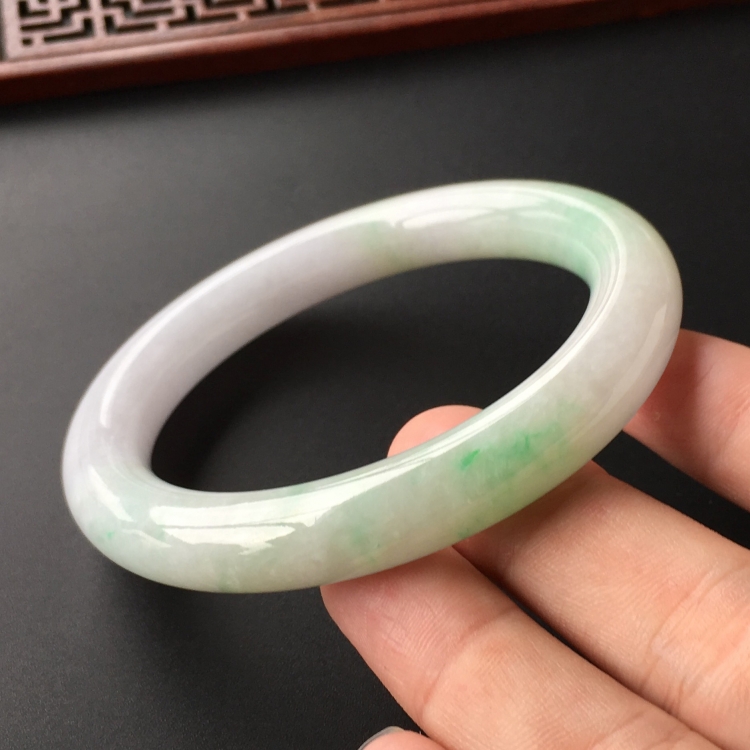 (超值推荐)糯冰种飘翠圆条手镯(59.4mm)