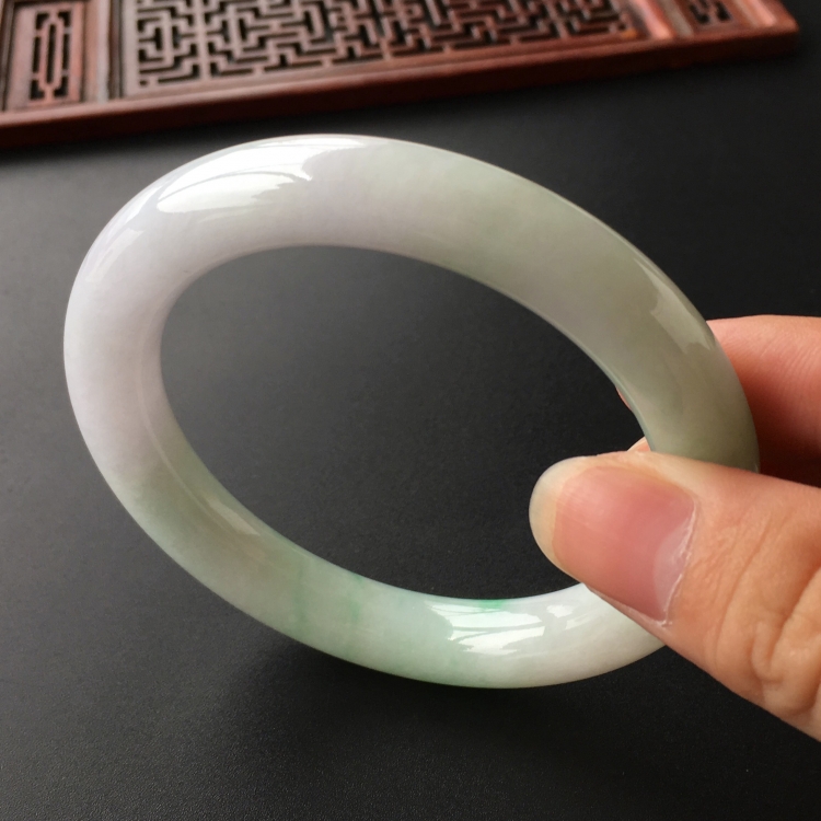 (超值推荐)糯冰种飘翠圆条手镯(59.4mm)