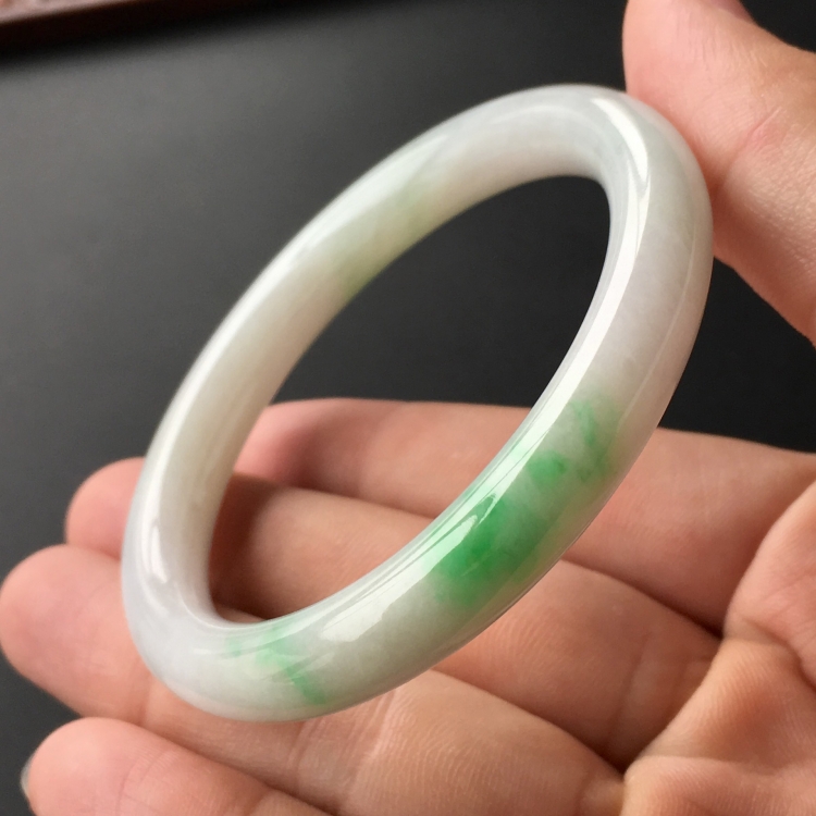 (超值推荐)糯冰种飘翠圆条手镯(53.4mm)