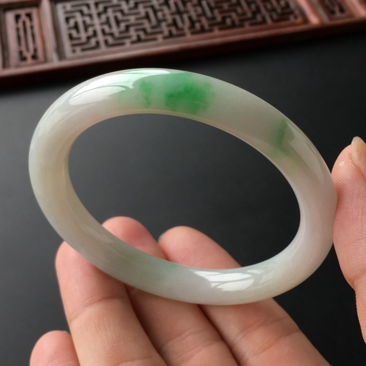 (超值推荐)糯冰种飘翠圆条手镯(53.4mm)