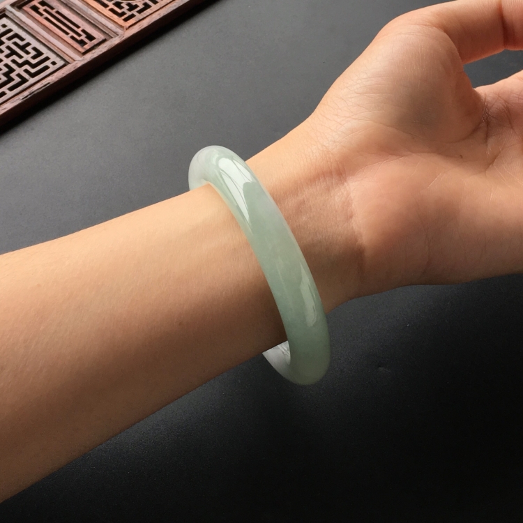 (超值推荐)糯冰种晴水圆条手镯(55.1mm)