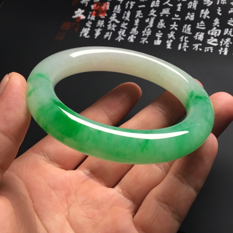 （超值推荐）糯冰种飘阳绿圆条手镯（57mm）