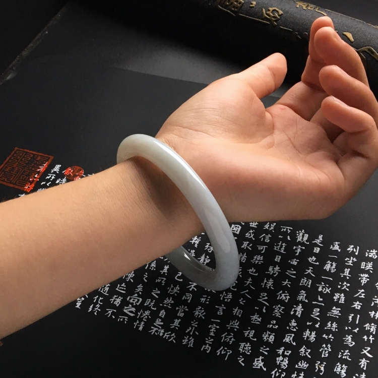 （超值推荐）糯冰种淡晴水圆条手镯（60.5mm）