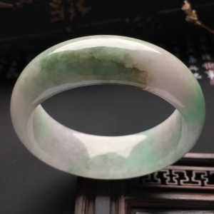 糯冰种淡春带彩手镯（51.2mm）