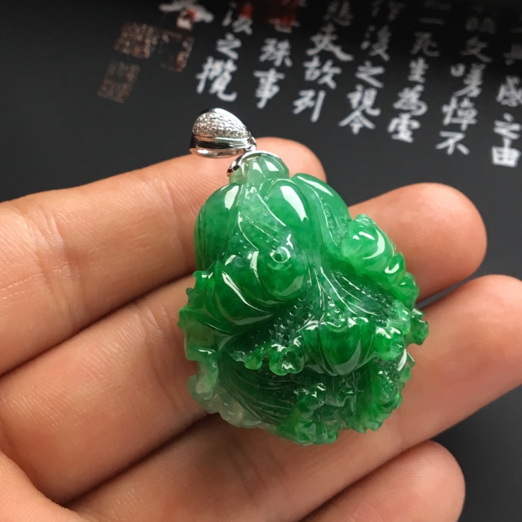 （超值推荐）糯冰种翠色白菜挂件（金扣）