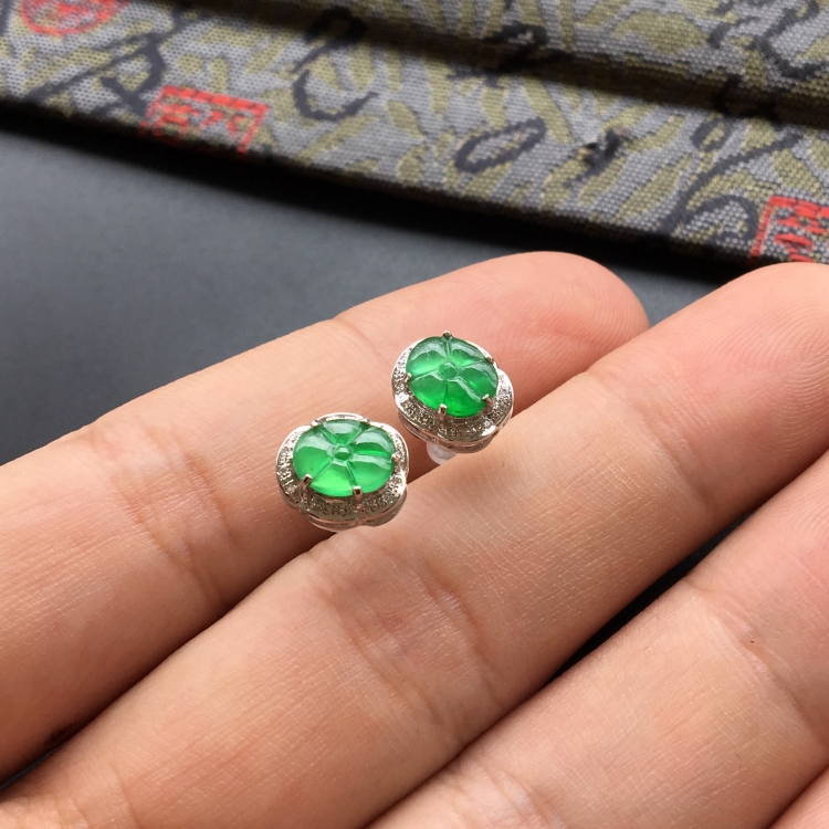 (超值推荐)冰种翠色镶白金钻石荷叶耳钉一对