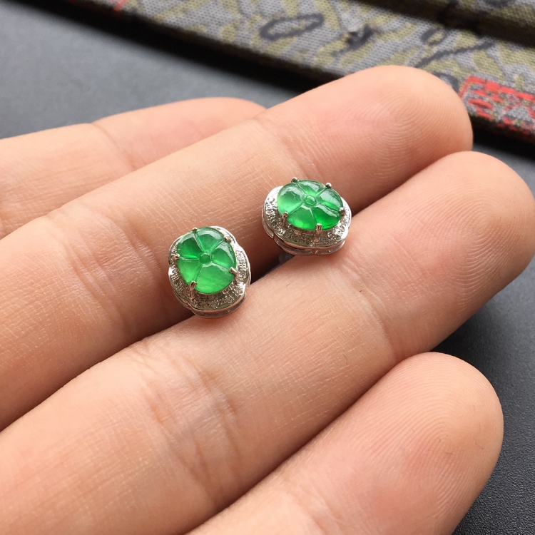 (超值推荐)冰种翠色镶白金钻石荷叶耳钉一对