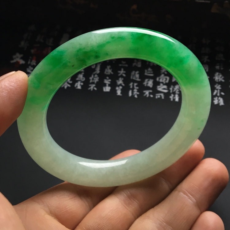 （超值推荐）糯冰种飘翠圆条手镯（54.6mm）