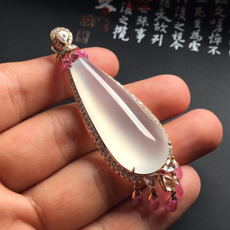 （超值推荐）镶白金钻石/红宝石冰玻种无色水滴胸坠