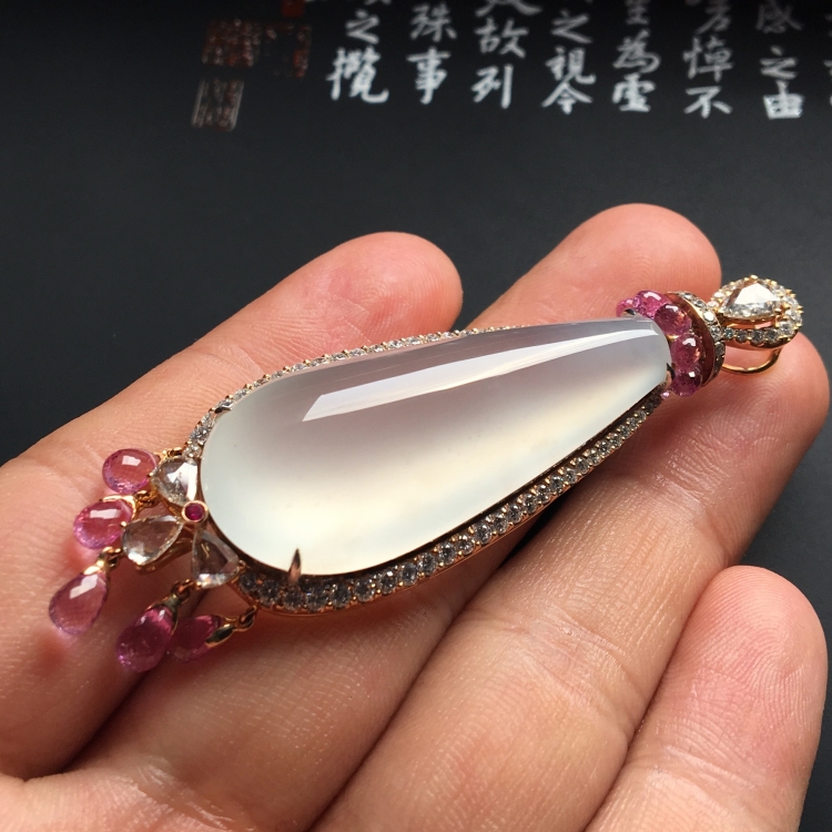 （超值推荐）镶白金钻石/红宝石冰玻种无色水滴胸坠