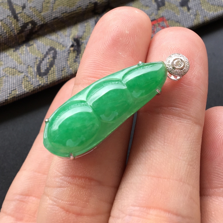 (超值推荐)糯冰种翠色镶白金钻石四季豆胸坠
