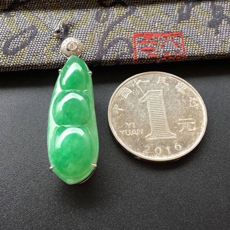 (超值推荐)糯冰种翠色镶白金钻石四季豆胸坠