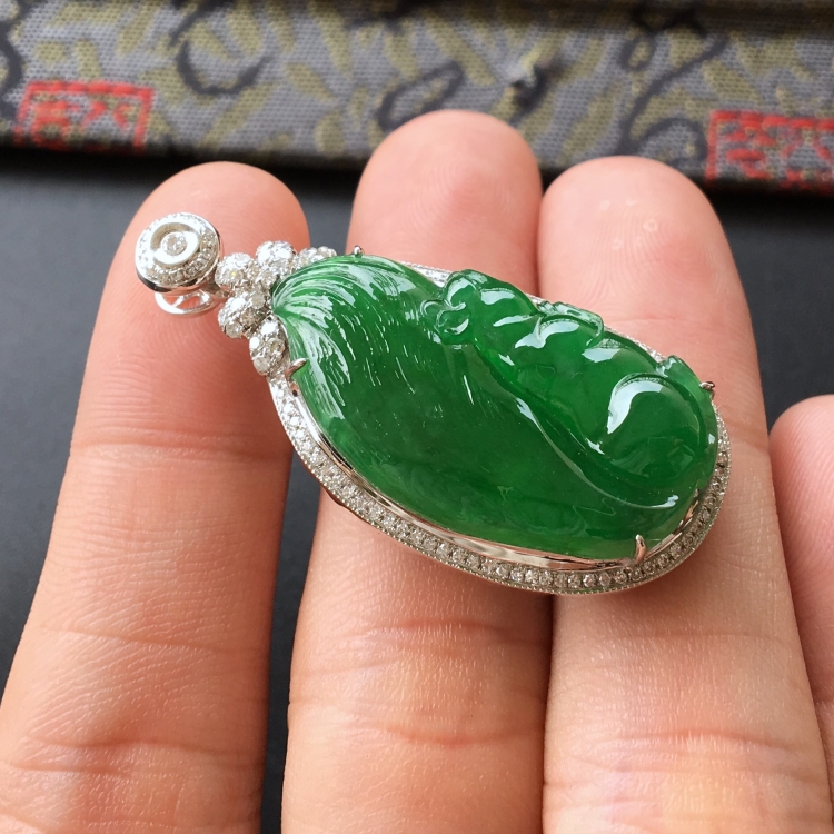 (超值推荐)糯冰种翠色镶白金钻石松鼠胸坠