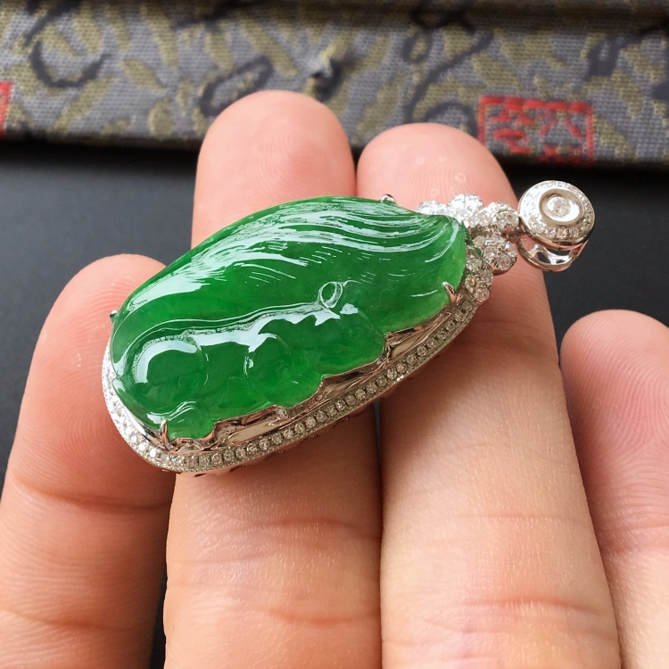 (超值推荐)糯冰种翠色镶白金钻石松鼠胸坠