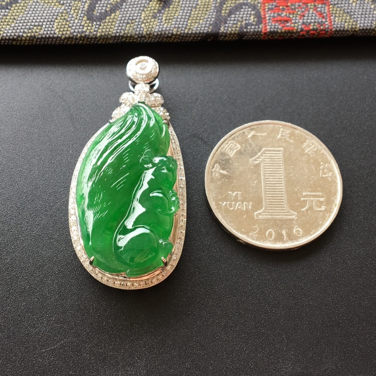 (超值推荐)糯冰种翠色镶白金钻石松鼠胸坠