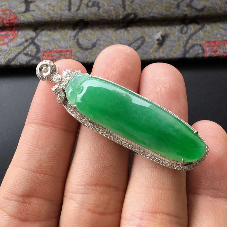 (超值推荐)糯冰种翠色镶白金钻石福瓜胸坠