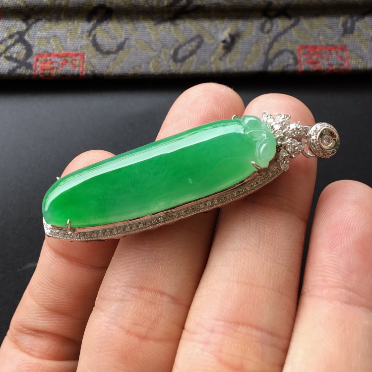 (超值推荐)糯冰种翠色镶白金钻石福瓜胸坠