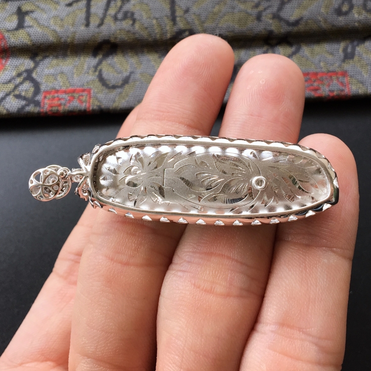 (超值推荐)糯冰种翠色镶白金钻石福瓜胸坠